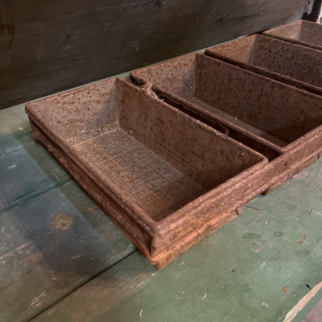 VINTAGE 4-LOAF BREAD PAN