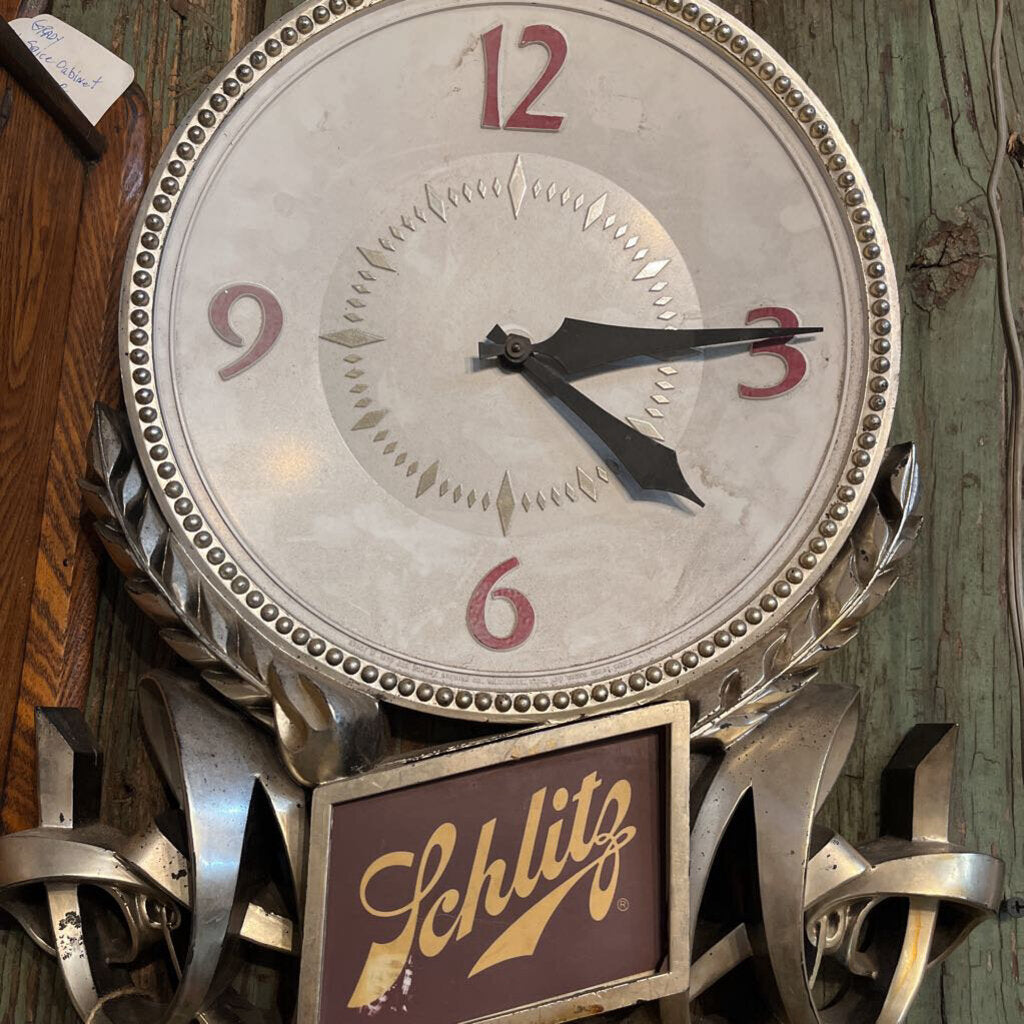 VINTAGE SCHLITZ BEER CLOCK