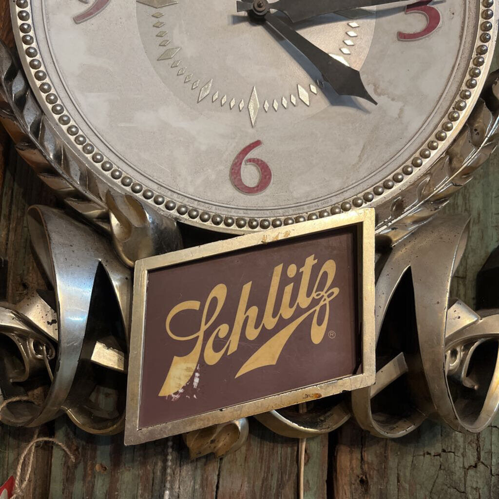 VINTAGE SCHLITZ BEER CLOCK