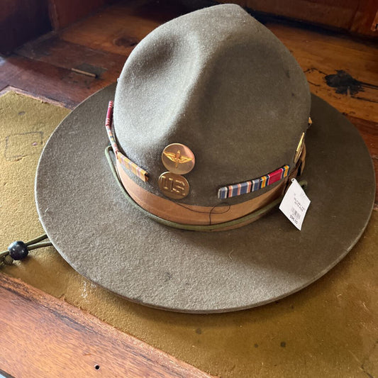 MILITARY HAT WITH PINS