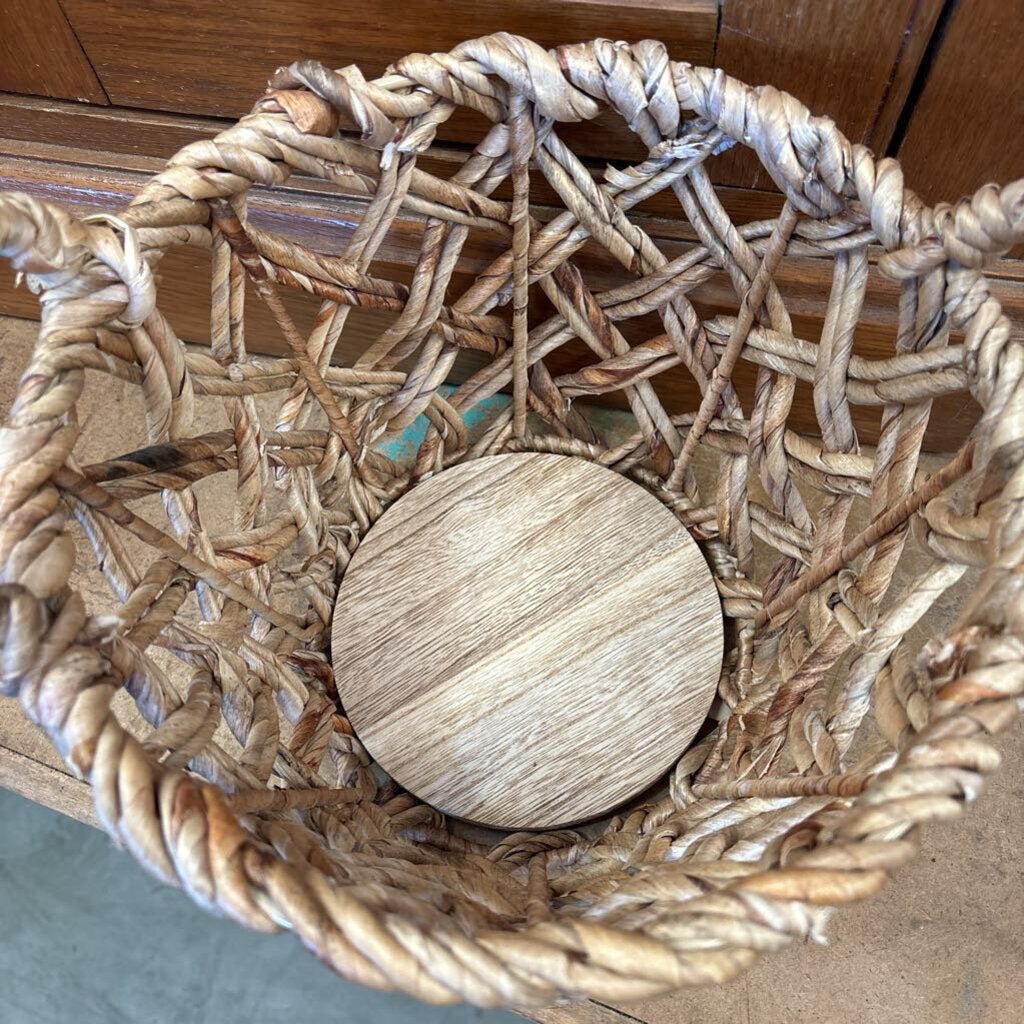 WICKER WOVEN BASKET W/HANDLES