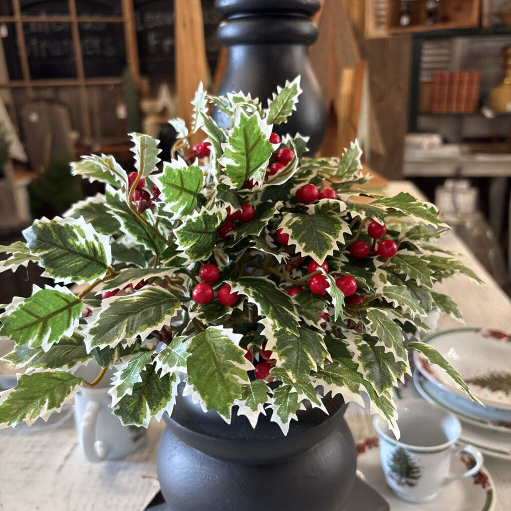 HOLLY LEAVES AND BERRIES HALF SPHERE