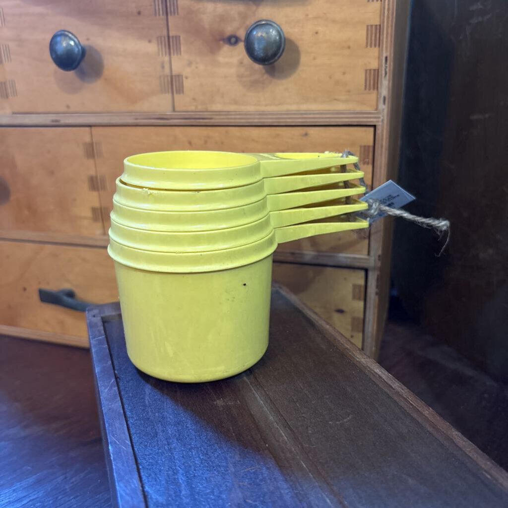 SET VINTAGE TUPPERWARE MEASURING CUPS