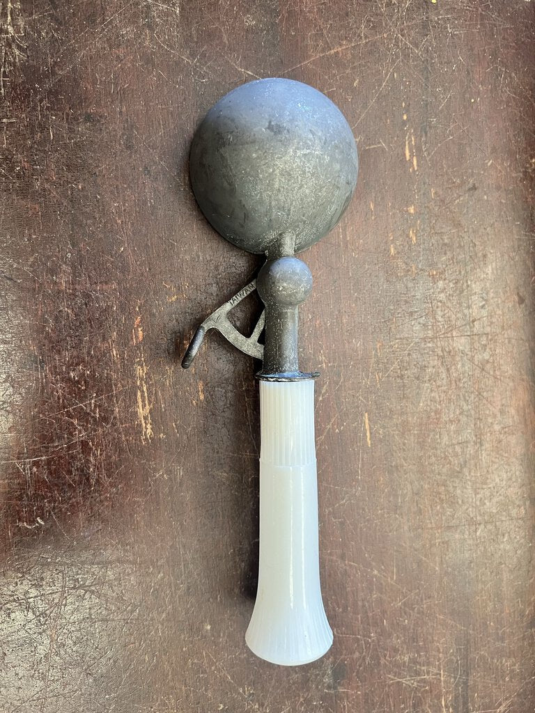 VINTAGE ICE CREAM SCOOP